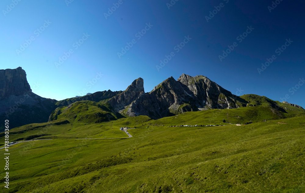 Fototapeta premium Lo spettacolare scenario panoramico del Passo Giau e Ra Gusela con le Cinque Torri e il gruppo delle Tofane. Dolomiti di San Vito di Cadore, Belluno, Veneto, Italia