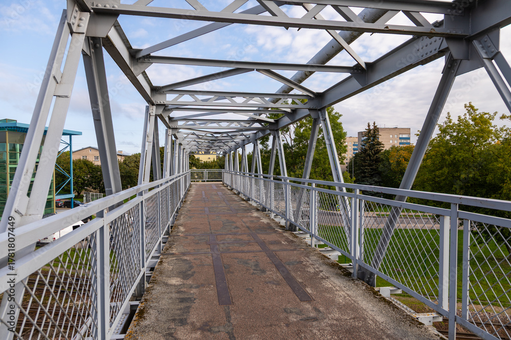 Obraz premium Metal pedestrian bridge over railway tracks in Narva, Estonia.