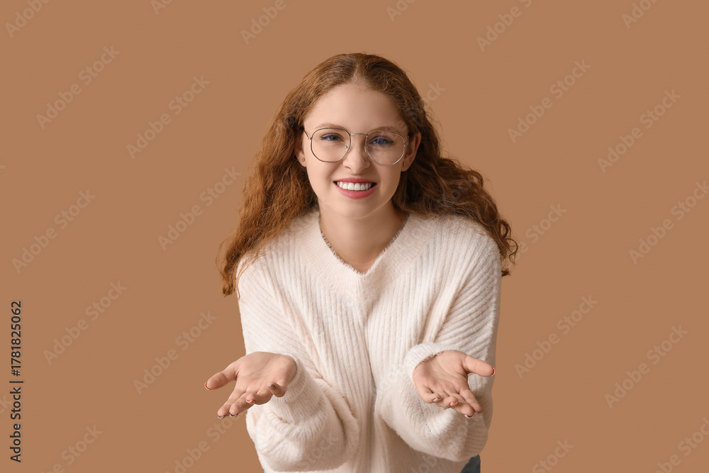 Obraz premium Portrait of confused young woman on brown background