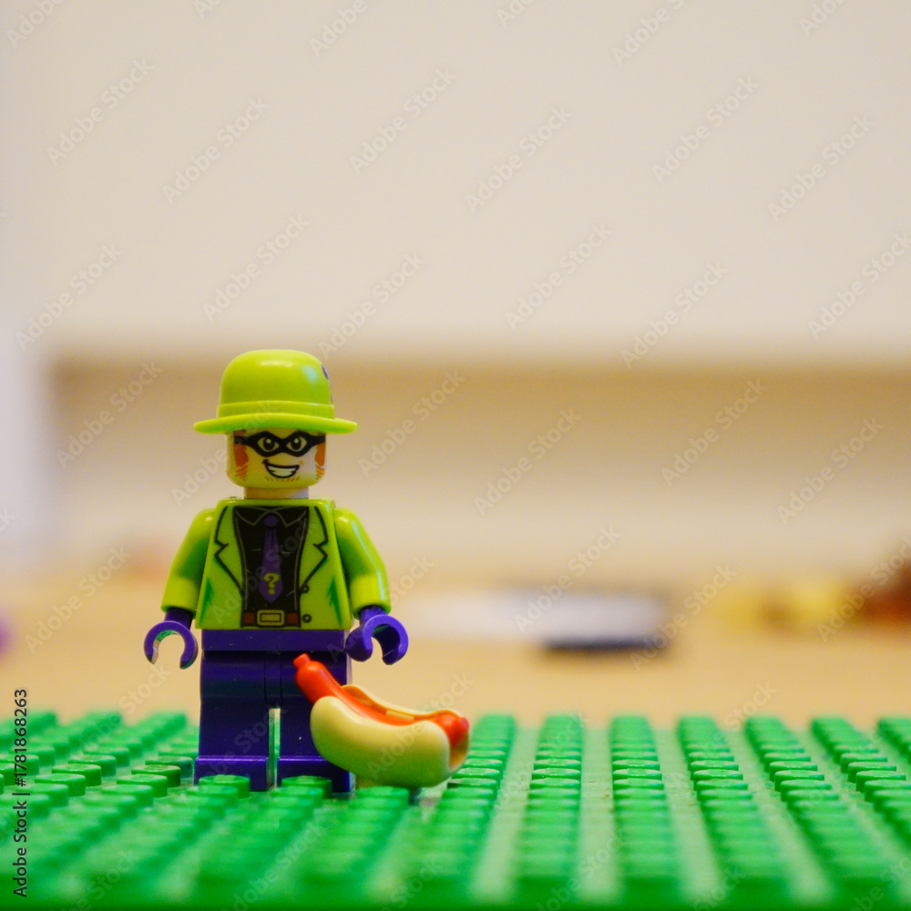 Obraz premium Lego Riddler minifigure with a hot dog on a green baseplate