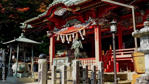 高尾山薬王院の御本社前の天狗像をズームアップ