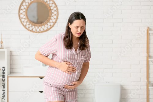 Young pregnant woman suffer...