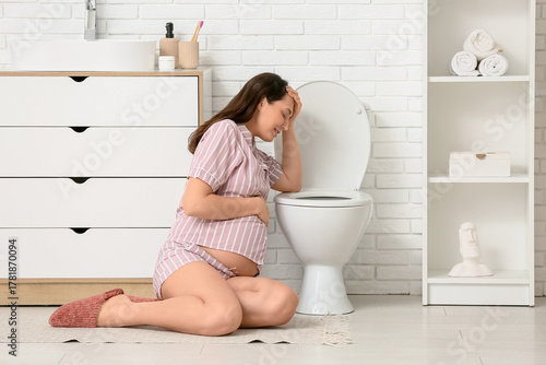 Young pregnant woman suffer...