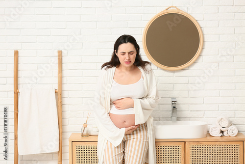 Young pregnant woman suffer...