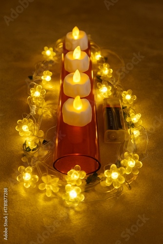 Goldenes Licht – Dekorative LED-Kerzen mit Blütenlichterkette in warmem Glanz