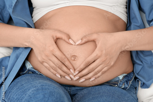 Young pregnant woman showin...