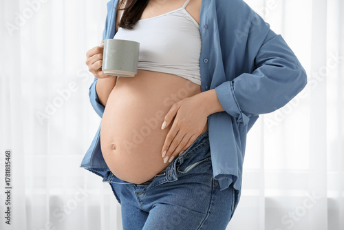 Young pregnant woman with c...