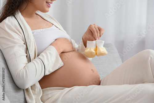 Young pregnant woman with b...