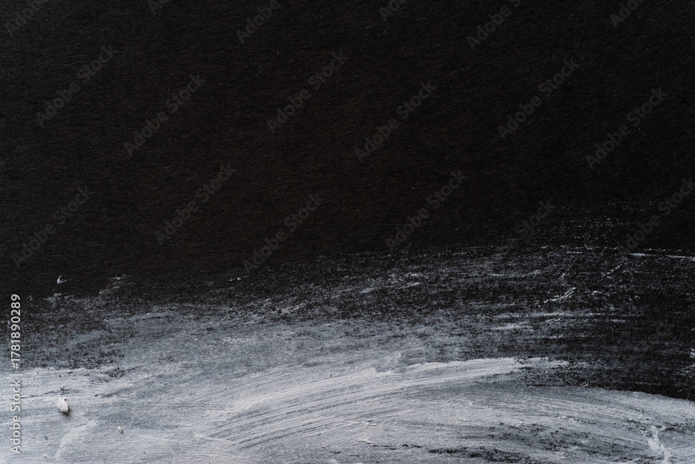 Obraz premium 黒色の画用紙に塗られた白い絵の具