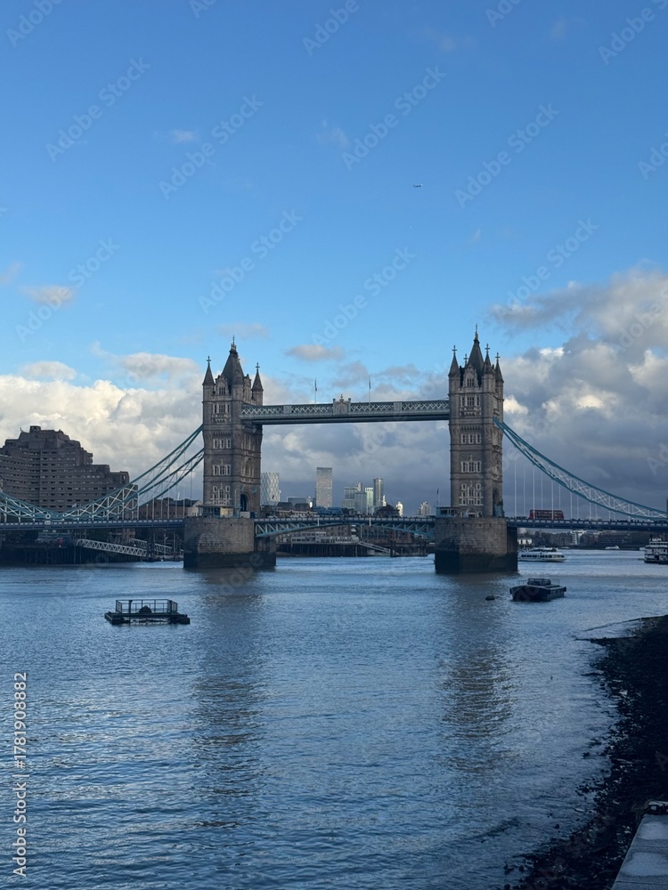 Obraz premium view of the tower bridge in london at a sunny autumn afternoon