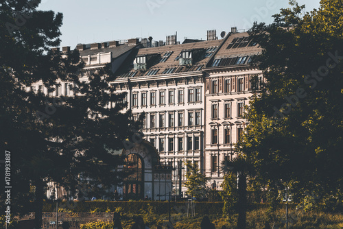 Foto street view of vienna, austria, with a glimpse of some buildings' facades