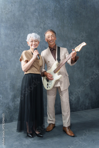 ロックバンドを組むシニア男女