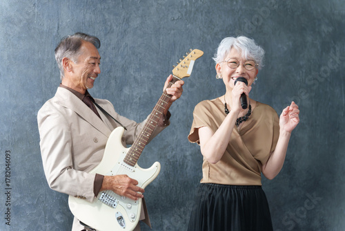 ロックバンドを組むシニア男女