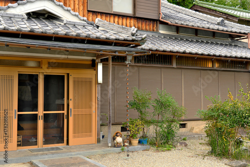 日本の古民家の外観と庭園｜瓦屋根、石灯籠、井戸が残るノスタルジックな和風建築