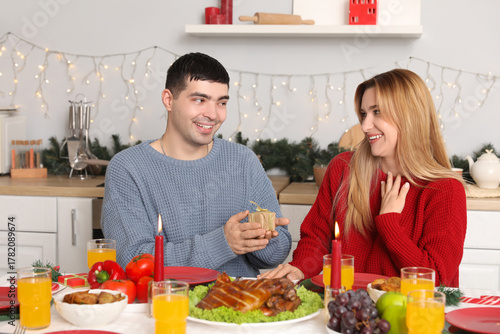 Young couple having Christm...