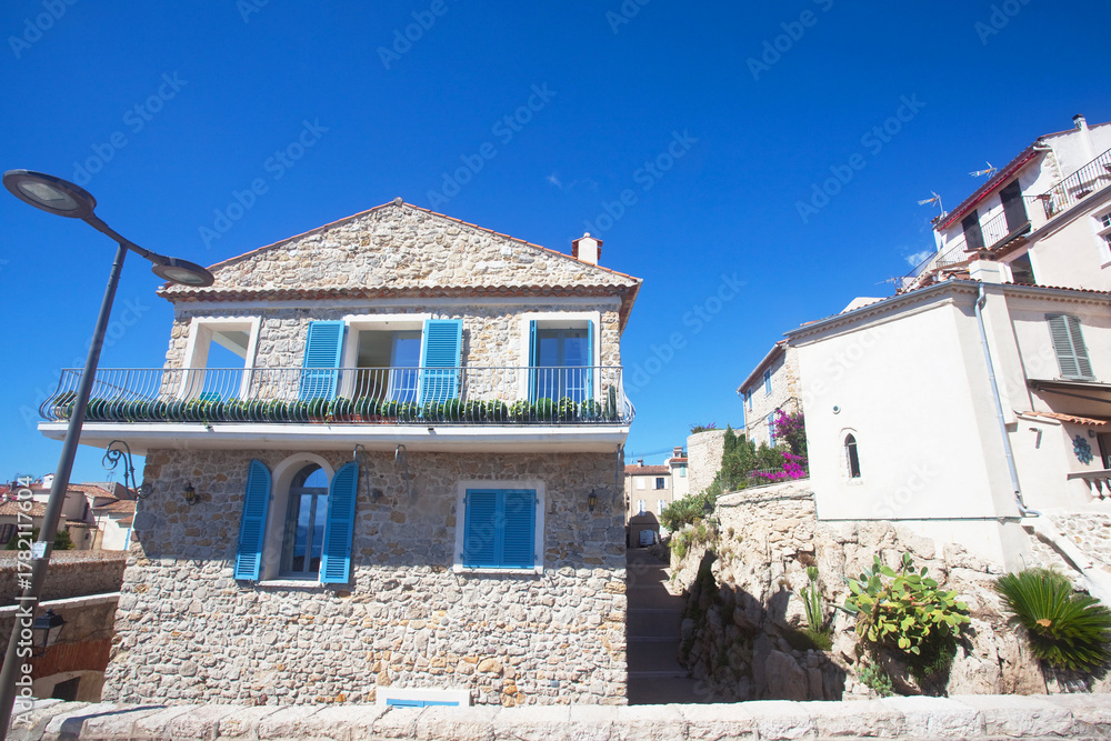 Fototapeta premium Przepiękne kamienice z niebieskimi okiennicami, Prowansja, Antibes, Francja, Beautiful tenement house with blue shutters, Provence, Antibes, France
