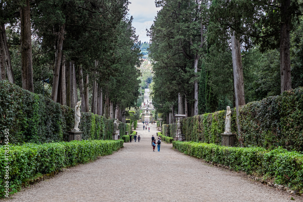 Naklejka premium Florence, Italy - April 29, 2023: Boboli Gardens in Florence, Italy features lush greenery, elegant statues, and a serene pathway inviting visitors to explore its historical beauty