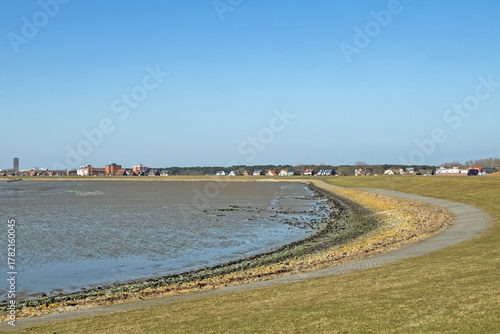 Blick auf die Küste der deutschen Nordseeinsel Norderney und das Wattenmeer