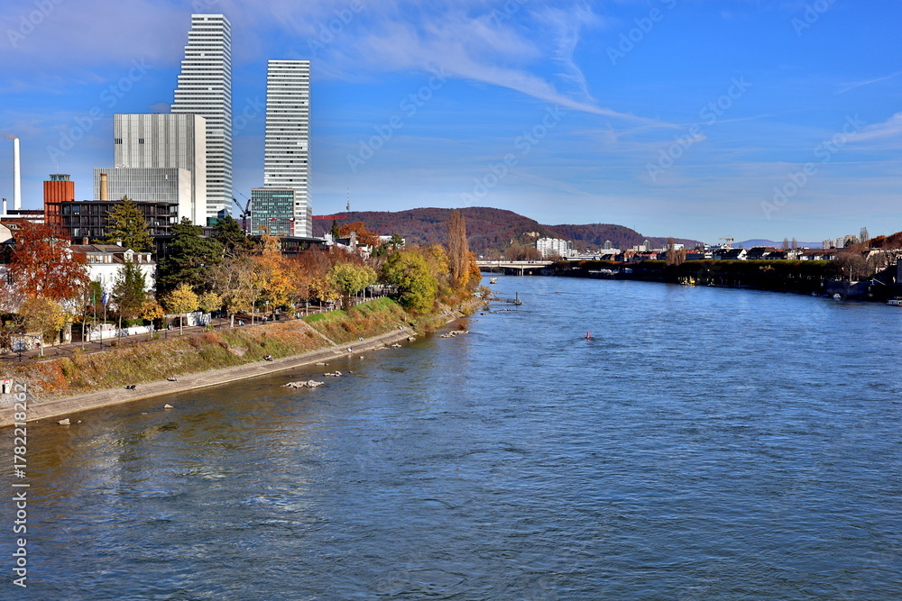 Fototapeta premium Der Rhein in Basel im Herbst