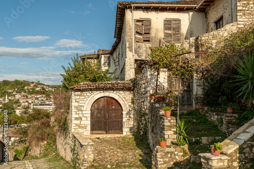 Traditionelle Steinhäuser und Terrassen mit Blick auf Berat, Bezirk Berat, Albanien