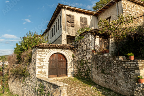 Historische Häuser mit verfallenen Fassaden am Hang, Berat, Bezirk Berat, Albanien