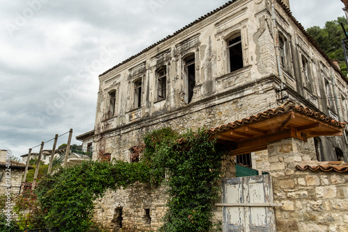 Verfallenes historisches Steinhaus mit geöffneten Fenstern, Berat, Bezirk Berat, Albanien