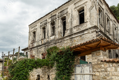Verfallenes historisches Steinhaus mit geöffneten Fenstern, Berat, Bezirk Berat, Albanien