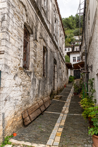 Enge historische Gasse mit alten Steinmauern, Berat, Bezirk Berat, Albanien