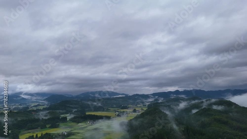 空撮　秋の田園風景　山　地表付近に霧が発生している東北地方