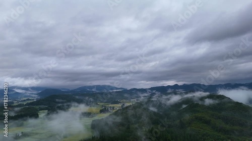 秋の早朝に地表付近に霧が発生している東北の田園風景　空撮