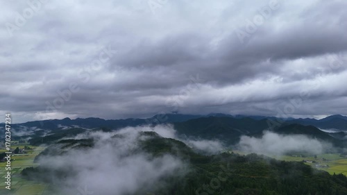 秋の早朝に地表付近に霧が発生している東北の田園風景　空撮