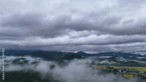 秋の早朝に地表付近に霧が発生している東北の田園風景　空撮