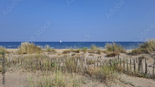 La grande plage de sable entre Sète et Marseillan dans le département de l'Hérault en France