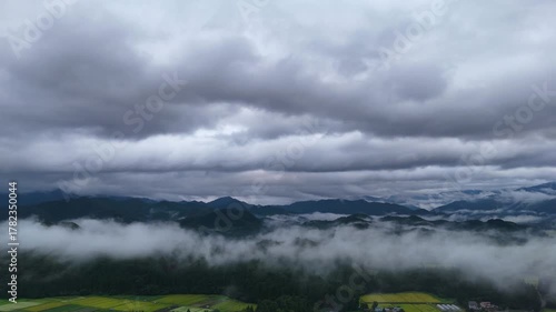 秋の早朝に地表付近に霧が発生している東北の田園風景　空撮