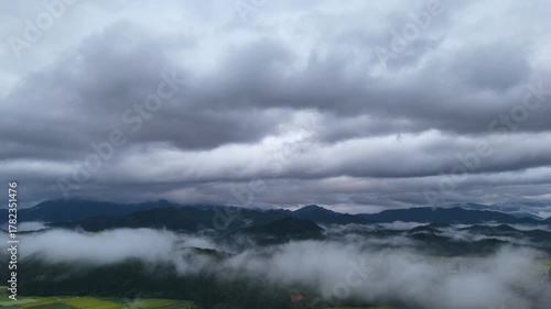 秋の早朝に地表付近に霧が発生している東北の田園風景　空撮