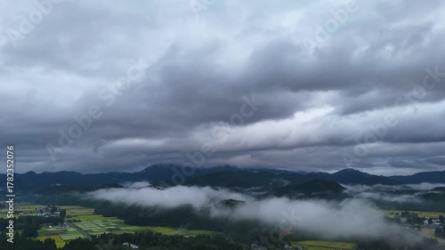 秋の早朝に地表付近に霧が発生している東北の田園風景　空撮