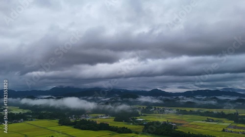 秋の早朝に地表付近に霧が発生している東北の田園風景　空撮