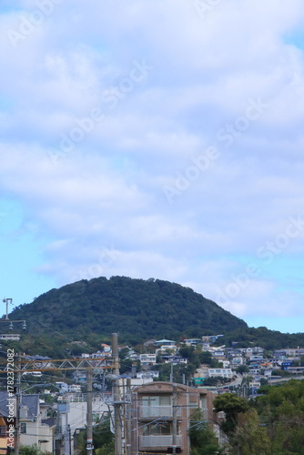 甲山の麓(ふもと)の日本の住宅街(兵庫県西宮市)