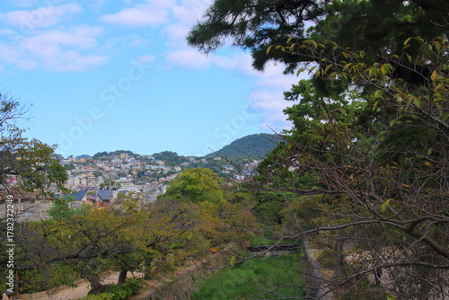 秋の甲山と夙川と住宅地の風景(兵庫県西宮市)