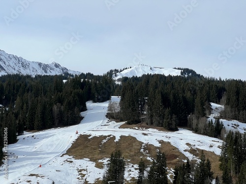 Ski slopes for sports and recreation above the Sörenberg winter resort in the Swiss Alps, Switzerland - Skipisten für Sport und Erholung oberhalb des Wintersportortes Sörenberg in den Alpen, Schweiz