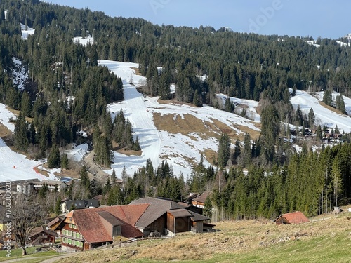 Ski slopes for sports and recreation above the Sörenberg winter resort in the Swiss Alps, Switzerland - Skipisten für Sport und Erholung oberhalb des Wintersportortes Sörenberg in den Alpen, Schweiz