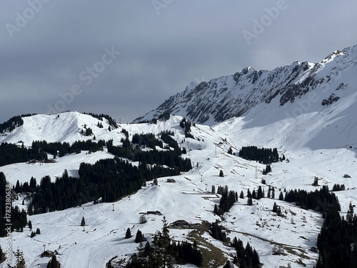 Ski slopes for sports and recreation above the Sörenberg winter resort in the Swiss Alps, Switzerland - Skipisten für Sport und Erholung oberhalb des Wintersportortes Sörenberg in den Alpen, Schweiz