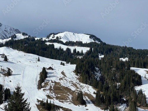 Ski slopes for sports and recreation above the Sörenberg winter resort in the Swiss Alps, Switzerland - Skipisten für Sport und Erholung oberhalb des Wintersportortes Sörenberg in den Alpen, Schweiz