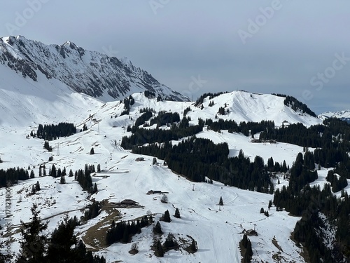 Ski slopes for sports and recreation above the Sörenberg winter resort in the Swiss Alps, Switzerland - Skipisten für Sport und Erholung oberhalb des Wintersportortes Sörenberg in den Alpen, Schweiz