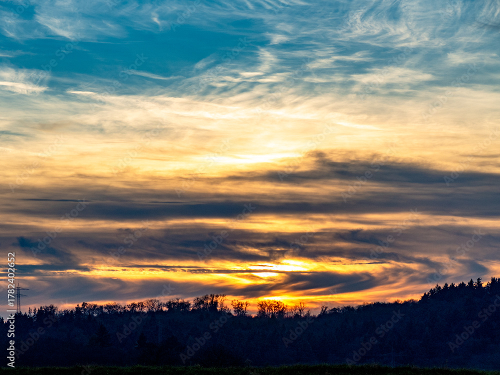 Fototapeta premium Sonnenuntergang mit stark bewölktem Himmel