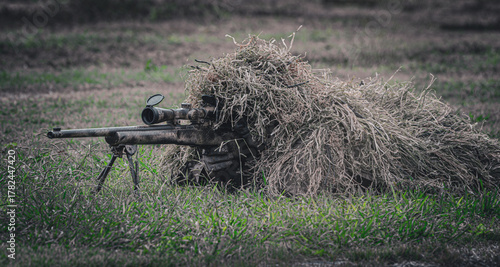 ギリースーツを着て狙撃銃を構える軍人