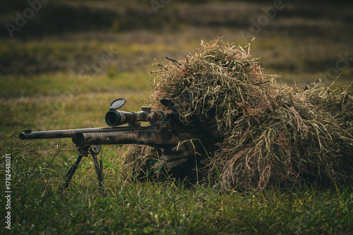 ギリースーツを着て狙撃銃を構える軍人