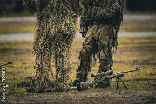 ギリースーツを着た狙撃手
