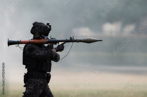 ロケットランチャーを構える人物