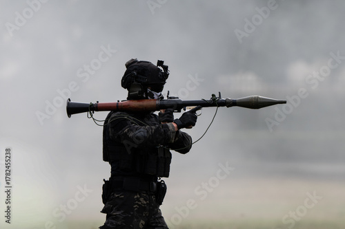 ロケットランチャーを構える人物